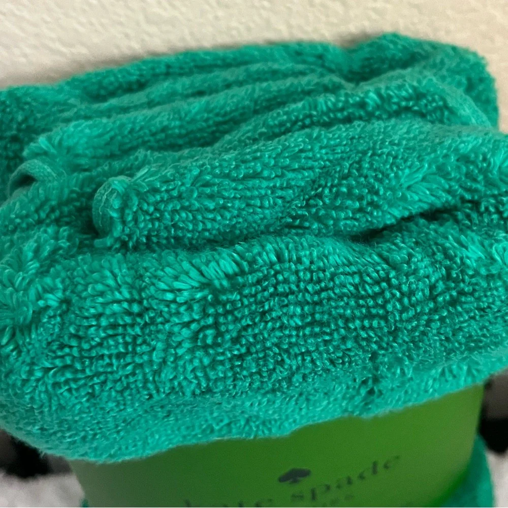 kate spade Vibrant Green Hand Towel Set of 2 NWT